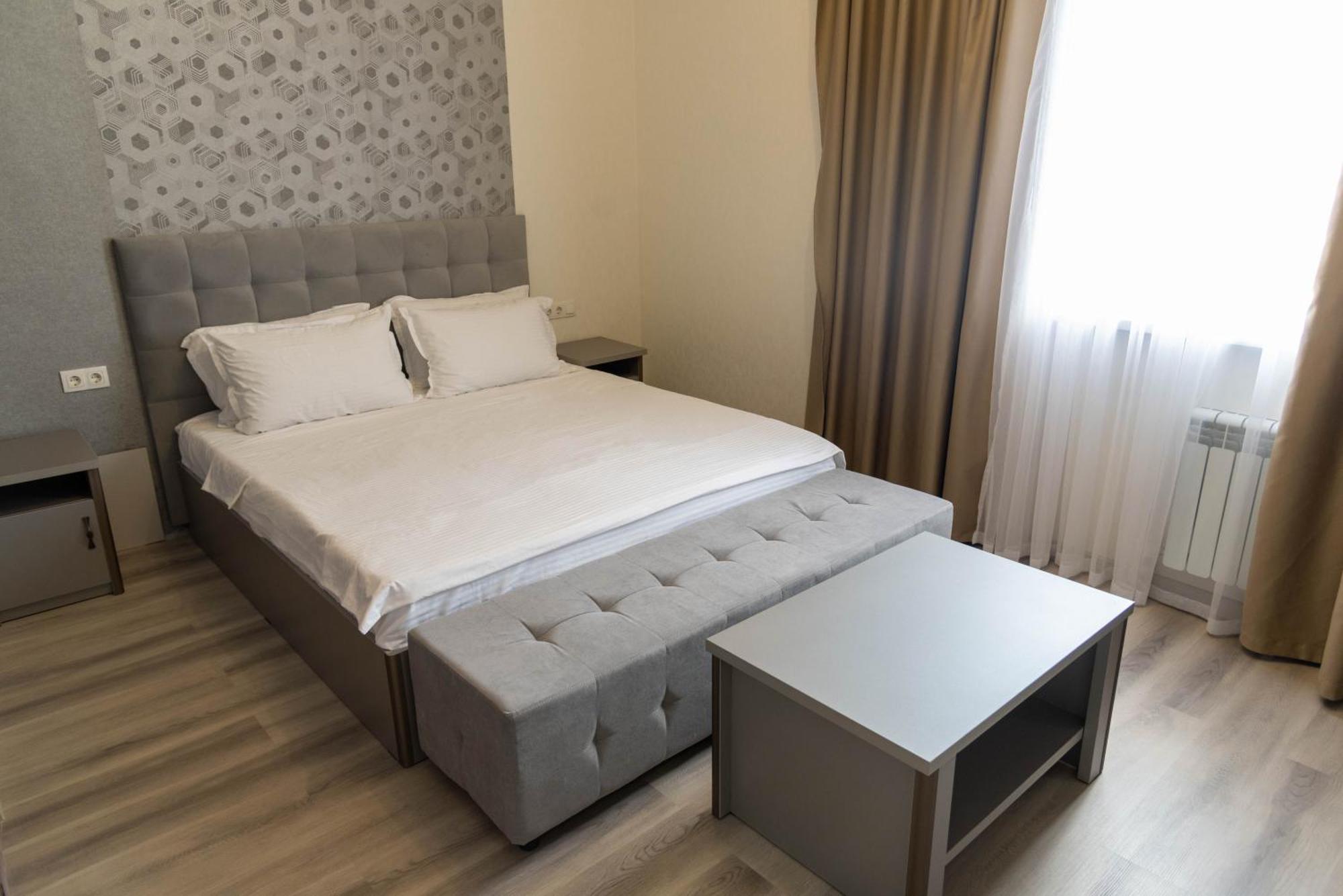 Dora Hotel Sjymkent Exteriör bild